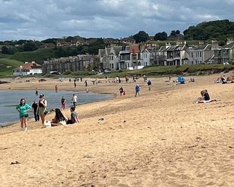Stunning location - beachfront ground floor flat with private parking. Fab views - North Berwick - Pláž