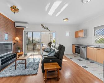 Cosy West End 1-Bed with Parking - Brisbane - Living room