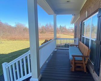 Luxury in the Country! Sleeps 8 with patio, nature preserve, & water views! - Marysville - Balkon