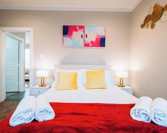 Spacious 4-bedroom house with, Gameroom, Backyard, WiFi, AC in fabulous Dallas - Dallas - Bedroom