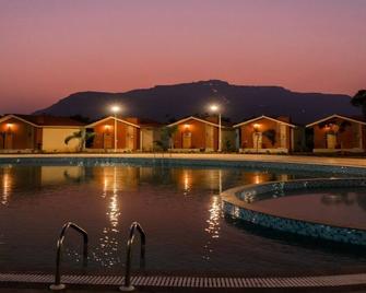 Greenland Resort - Chāmpāner - Pool