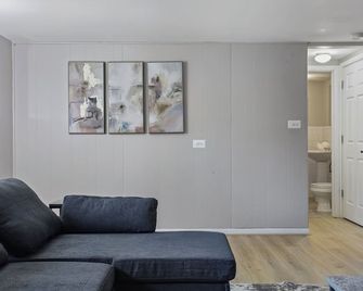 Pristine - 3 Beds, 1.5 Ba! - Arlington Heights - Pokój dzienny