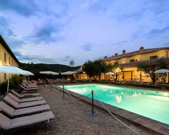 ريليه ديلومو - بروجيا - حوض السباحة