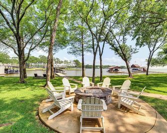 Waterfront Gem on Cedar Creek Lake with Deck and Games - Mabank - Patio