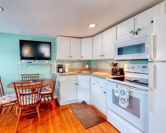 Hampton Beach Hangout & Nancy's Villa - Hampton - Kitchen