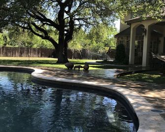 Cabana retreat - Uvalde