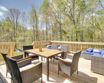 Near Lake Anna: Gem w/ Saltwater Pool & Arcade! - Orange - Balcón