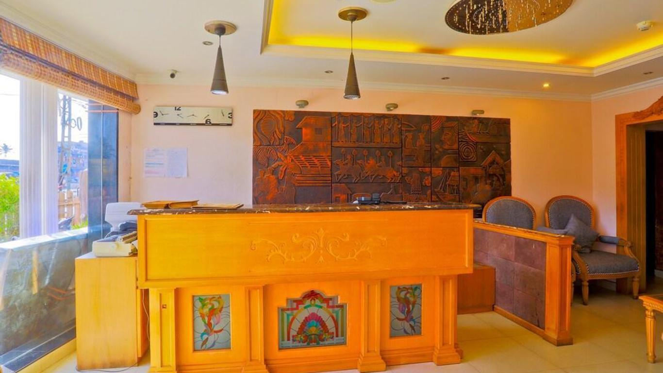 La Promenade Hotel