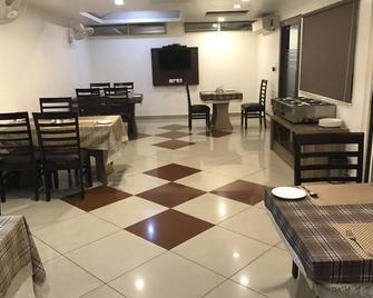 Elite Suites Mint Gomti Nagar - לאקנאו - מסעדה
