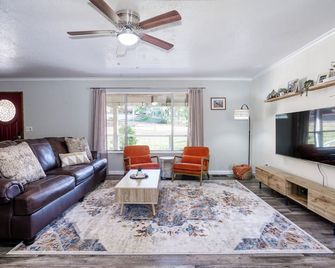 Mariposa home, Yosemite retreat, deer watching, family friendly - Mariposa - Soggiorno