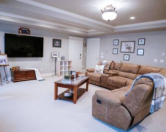 Family FUN at the Homestead with Pool, Ping Pong, Karaoke and more! - Brigham City - Living room