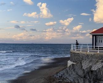 New central seafront apartment- stunning sea views - Aberystwyth - Beach