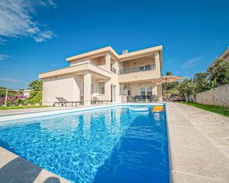 Beautiful Home In Jakisnica With House Sea View - Lun - Piscina