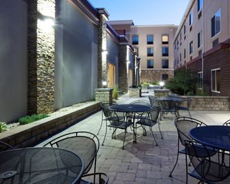 Holiday Inn Express & Suites Aberdeen By IHG - Aberdeen - Terasa
