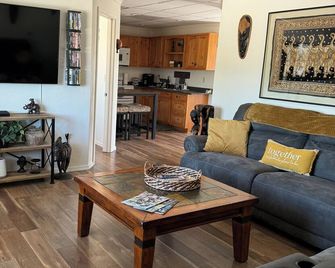 Cozy 2-bedroom house in adorable Benson with AC comfort - Benson - Wohnzimmer