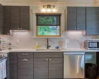 Captain' s Quarters by Rocky Coast Rentals - Boothbay Harbor - Kitchen