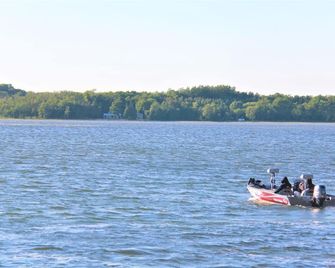 The Lake House, Couples Retreat! Cabin 3 - South Bruce Peninsula