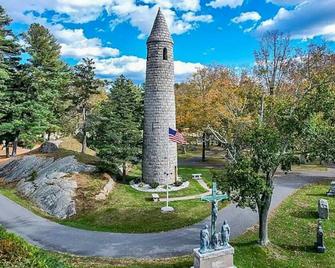 Cozy Queen size room in welcoming Milford with Shared Bath,Ultafast WiFi & AC - Milford