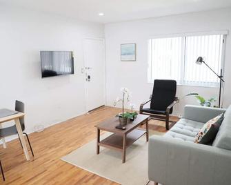 Beautiful Renovated Coral Gabels Apart w/ Parking - Coral Gables - Living room