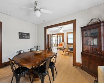 House on the Hill | Dog-Friendly - Cloquet - Dining room