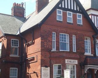 Esklet Guest House - Whitby - Building