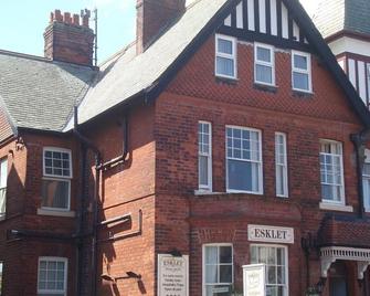 إسكليت جيست هاوس - ويتبي - مبنى