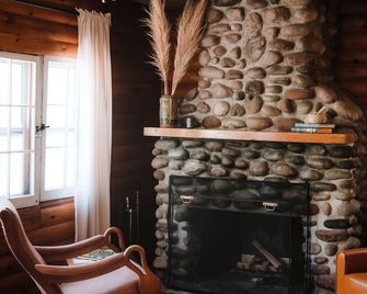 Cozy North Woods Cottage With Cobblestone Fireplace! - Lutsen - Servicio de la propiedad