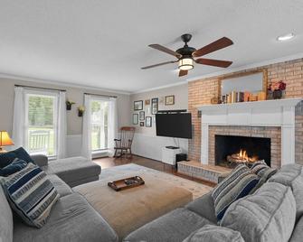Southern Sunshine Retreat - Easley - Living room