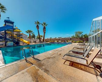 Las Palmas Perfection - Washington - Pool