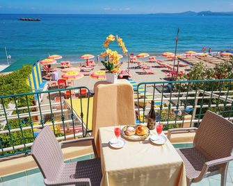 هوتل ريفارمي - إيشيا - شرفة