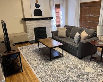 Centrally located home in the heart of Twin Falls. - Twin Falls - Living room