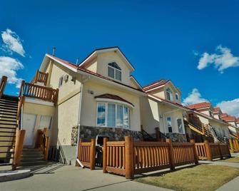 Hotel Style Suite - Modern Fire - Great Location - Fernie/弗尼 - 建築