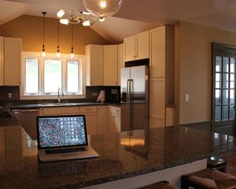 John Burroughs' Boyhood Home, Completely Restored. - Roxbury - Kitchen