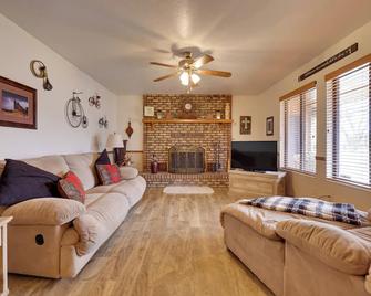 Parowan Escape with 2 Game Rooms, Deck and Yard! - Parowan - Huiskamer