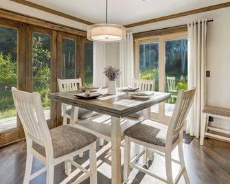 The Glen -Private 7 Acre Retreat 2 Cabins Spa Sauna -Renewal in God's Creation. - Woodland Park - Eetruimte
