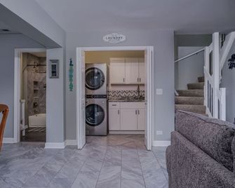 3br 2bth Waterfront Vacation Rental On Riverwalk to Downtown Mchenry With Pier - McHenry
