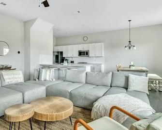 Near Dfw Airport, Exec Home W/ Office+balcony+yard - Irving - Sala de estar