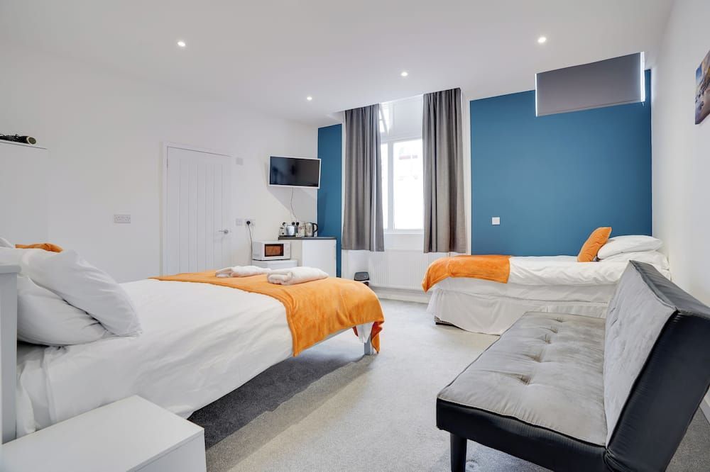 هوميسلي جيست روومز - سيلف تشيكين - بيرويك أبون تويد - غرفة نوم