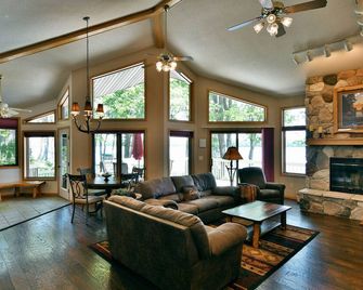 Cheif Lake Lodge 4 Bedroom Home by RedAwning - Hayward - Wohnzimmer