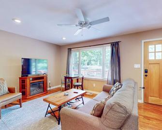 Dog-friendly Dreamers Cottage w/large yard, home office -walk to downtown & golf - Black Mountain - Living room
