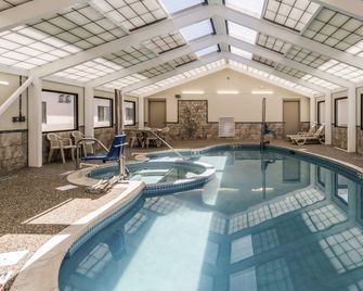Comfort Inn & Suites West Springfield - West Springfield - Piscina