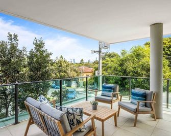 Spacious and Superb 3-Bed Apartment - Bulimba - Balcón