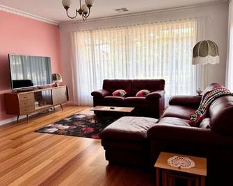 Happy Stays - Retro Haven - Shepparton - Living room