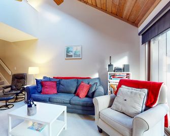 River-view townhouse with Lake Michigan access, deck, fireplace, and cable - Glen Arbor - Sala de estar