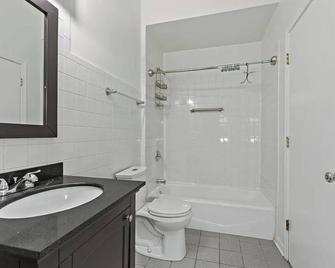 3-bedroom apartment in phenomenal Chicago with WiFi, AC - Chicago