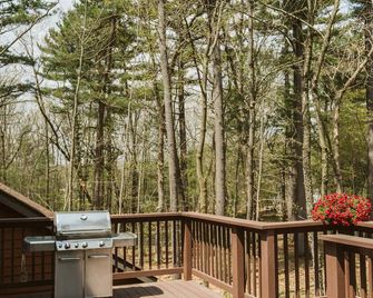 Cabin in the woods with hot tub and lake views. Pets welcome! Close to Nordic. - Waupaca - Balcony