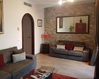 馬貝拉別墅酒店 - 馬貝雅 - 馬貝拉 - 客廳