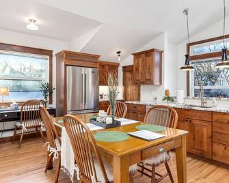The Beautiful Bears Den! Walk To Old Town & Csu! - Fort Collins - Dining room