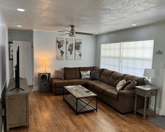 Pet Friendly Vacation Hideaway in Lake Placid Florida - Lake Placid - Living room