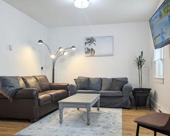 downtown 4 bedroom 2 Bath - Fredericton - Living room